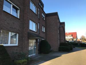 un bâtiment en briques rouges avec une rue devant dans l'établissement Ferienwohnung An der Gildenstr. 2, à Borken