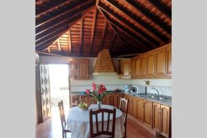 A kitchen or kitchenette at CASA DE LA CRUZ