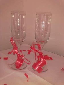 two wine glasses with red bows on a table at Hotel Avenida in Assomada