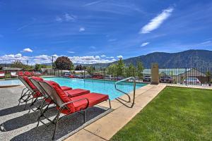 einen Pool mit Stühlen neben in der Unterkunft Breezy Lake Chelan Condo with Pool and Hot Tub Access! in Manson