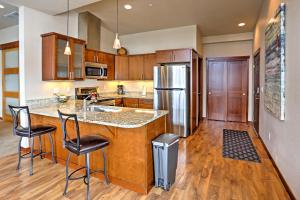 Kuchyň nebo kuchyňský kout v ubytování Breezy Lake Chelan Condo with Pool and Hot Tub Access!