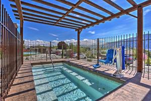 Bazén v ubytování Breezy Lake Chelan Condo with Pool and Hot Tub Access! nebo v jeho okolí