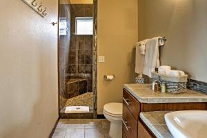 Koupelna v ubytování Breezy Lake Chelan Condo with Pool and Hot Tub Access!