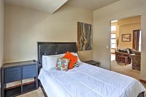 Postel nebo postele na pokoji v ubytování Breezy Lake Chelan Condo with Pool and Hot Tub Access!