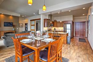 Kuchyň nebo kuchyňský kout v ubytování Breezy Lake Chelan Condo with Pool and Hot Tub Access!
