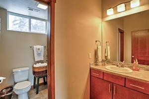 Koupelna v ubytování Breezy Lake Chelan Condo with Pool and Hot Tub Access!