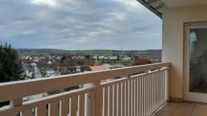 Un balcón o terraza en Ferienwohnung Schöne Aussicht Bad Camberg