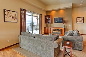 Posezení v ubytování Breezy Lake Chelan Condo with Pool and Hot Tub Access!