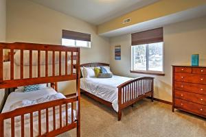 Postel nebo postele na pokoji v ubytování Breezy Lake Chelan Condo with Pool and Hot Tub Access! + 16 fotografií