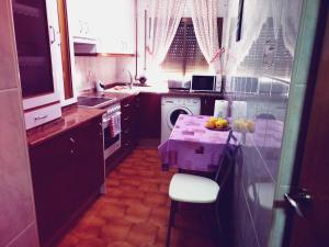 a small kitchen with a sink and a table with fruit on it at Apartamento 3 habitaciones en el centro de Teruel in Teruel