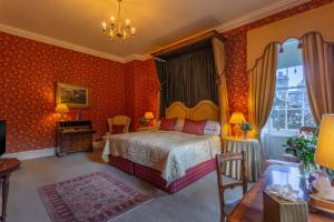 Postel nebo postele na pokoji v ubytování Glenapp Castle