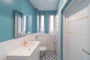 a bathroom with a tub and a toilet and a sink at Around the World Vision Apartment - Centrum in Opole +2 photos