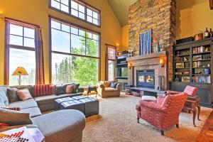 Χώρος καθιστικού στο Tabernash Retreat with Hot Tub and Stunning Mtn Views!