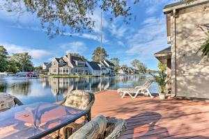 Foto de la galería de Waterfront Syracuse Home with Deck, Fire Pit and Kayaks en Syracuse