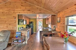 cocina y sala de estar de una cabaña de madera en Waterfront Syracuse Home with Deck, Fire Pit and Kayaks en Syracuse