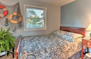 1 dormitorio con cama y ventana en Waterfront Syracuse Home with Deck, Fire Pit and Kayaks en Syracuse