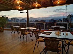 ein Restaurant mit Tischen und Stühlen auf einem Balkon in der Unterkunft Hotel Anglo in Apartadó