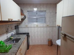 Virtuve vai virtuves zona naktsmītnē Apartamento em frente a Praia do Embaré - Santos