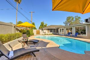 basen z krzesłami i parasolem w obiekcie Phoenix Home with Pool and Camelback Mtn Views! w mieście Phoenix