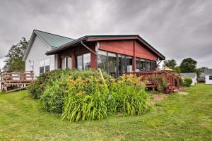 Gallery image of Lyndonville Home with Fire Pit, Screened Patio and A and C in Waterport