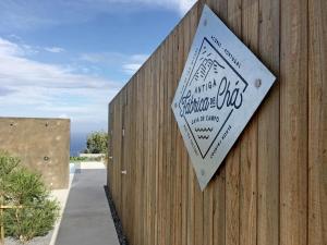 ein Schild an der Seite eines Holzzauns in der Unterkunft Antiga Fábrica de Chá in Nordestinho