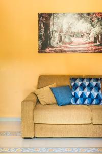 ein Sofa in einem Zimmer mit einem Gemälde an der Wand in der Unterkunft La Casa di Sara a Mondello in Mondello