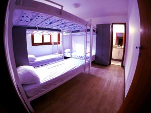Lampião Hostel emeletes ágyai egy szobában