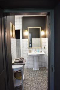 a bathroom with a sink and a mirror at La Résidence de Gérard in Montréal +26 photos