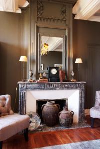 a living room with a fireplace and a mirror at La Résidence de Gérard in Montréal