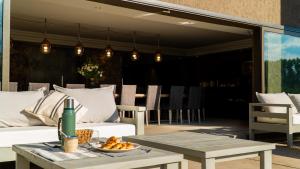 Villa SecaにあるCasa Septemの白いソファとテーブル付きのパティオ