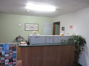 an office with a reception counter with a mirror at Budget Inn Ballinger in Ballinger