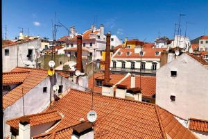 een groep gebouwen met rode daken bij Center of Lisbon Duplex Apartment, Barrio Alto in Lissabon