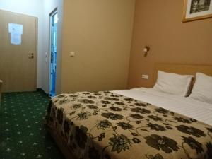 Un pat sau paturi într-o cameră la Vila Crinul
