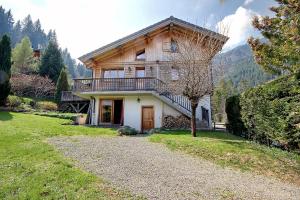 Cette grande maison dispose d'un balcon. dans l'établissement CHALET SAUNA AU PIED DES PISTES - SAINT JEAN D'AULPS STATION - 14 PERSONNES - CHALET PHOENIX, à Saint-Jean-dʼAulps