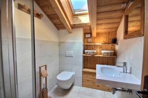 une salle de bains avec toilettes et lavabo dans l'établissement CHALET SAUNA AU PIED DES PISTES - SAINT JEAN D'AULPS STATION - 14 PERSONNES - CHALET PHOENIX, à Saint-Jean-dʼAulps 18 autres photos