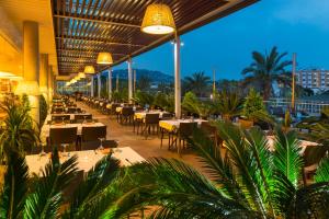 Reštaurácia alebo iné gastronomické zariadenie v ubytovaní Aparthotel Costa Encantada