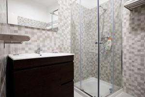 Ένα μπάνιο στο Renewed Apartment in Alfama (near the Cathedral)