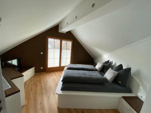 sypialnia z łóżkiem na poddaszu w obiekcie Appartment Schmidl w mieście Bischofshofen
