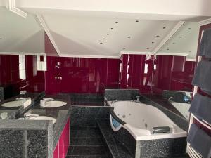 łazienka z dwiema umywalkami i wanną w obiekcie Appartment Schmidl w mieście Bischofshofen +16 zdjęć