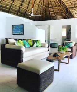 ein Wohnzimmer mit einem Sofa und einem Couchtisch in der Unterkunft Pearl Bay Villas in Concepcion