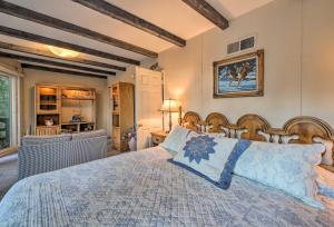 Ένα ή περισσότερα κρεβάτια σε δωμάτιο στο Lake Arrowhead Cabin with Deck and Scenic Forest Views