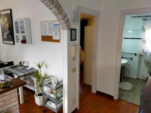 Habitación con baño con lavabo y aseo. en Luxury Apartment Magnolia Terrace, en Fregene