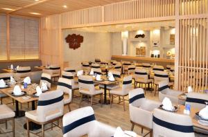 a dining room filled with tables and chairs at Grand Sirenis Riviera Maya Resort & Spa All Inclusive in Akumal