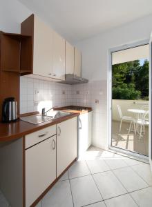 Kuchyň nebo kuchyňský kout v ubytování Apartmani Biser