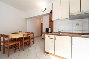 Kuchyň nebo kuchyňský kout v ubytování Apartmani Biser