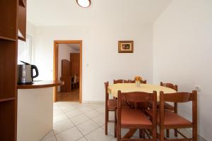 Kuchyň nebo kuchyňský kout v ubytování Apartmani Biser