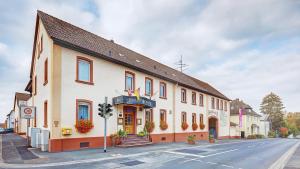 a building on the corner of a street at Hotel-Gasthof Zum Freigericht in Alzenau