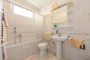 Koupelna v ubytování Apartmani Biser + 37 fotografií