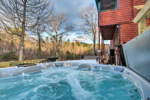 Φωτογραφία από το άλμπουμ του White Mountains Home with Hot Tub - Walk to Town! σε North Conway