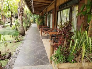 Um jardim no exterior de Hotel Manavai